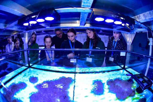 Schüler:innen des Girls`/ Boys` Day in der Meerwasseranlage des ZMT | Foto: Lisa Zimmermann, ZMT