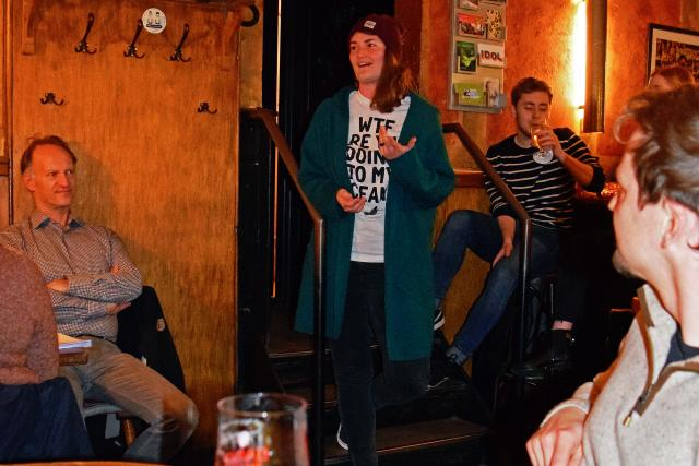 Lisa Röpke bei Science goes Pub(lic) im Gondi | Foto: ZMT