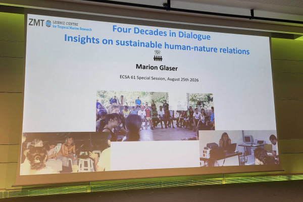 Großaufnahme einer Präsentationsfolie mit dem Titel „Four Decades in Dialogue – Insights on sustainable human-nature relations“ von Marion Glaser, ergänzt durch Fotos verschiedener Gesprächsrunden.