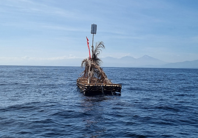 Ein aus Bambus gebautes Floss, das zum Anlocken von Fischen verwendet wird.