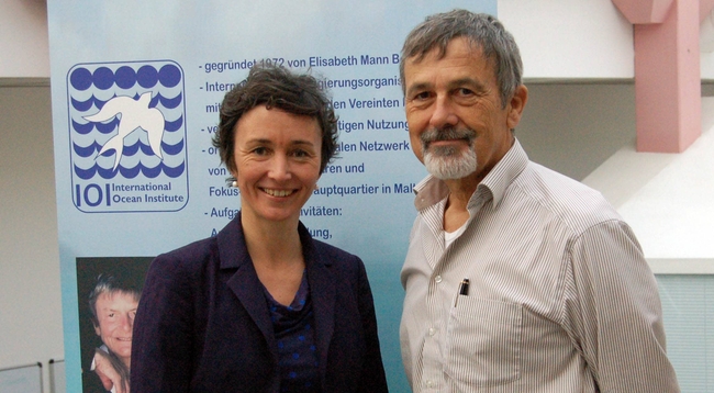 Anna-Katharina Hornidge (l.) übernimmt die Rolle der Direktorin des IOI Deutschland von Werner Ekau (r.)