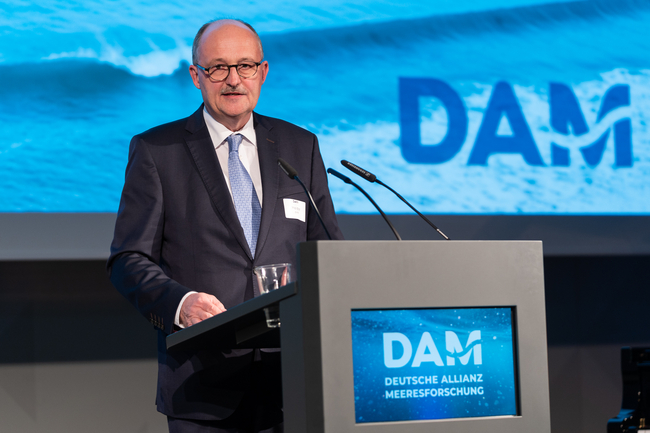 Das Meer, so wie wir es kennen, ist massiv bedroht.“ Mit deutlichen Worten begründete Michael Meister, Parlamentarischer Staatssekretär bei der Bundesministerin für Bildung und Forschung, das Engagement der Bundesregierung für die Meeresforschung und die DAM. Das Ziel: „Wir wollen nicht nur exzellente Forschung möglich machen. Wir wollen das Wissen auch in die Umsetzung bringen.“ | Foto: DAM/Dirk Enters