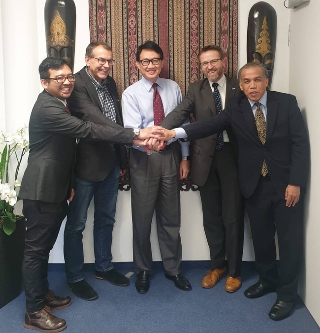 Dr. Yustian Rovi Alfiansah, Dr. Andreas Kunzmann und Prof. Dr. Martin Zimmer mit S.E. Arif Havas Oegroseno (Mitte) und Herrn Yul Edison, stellvertretender Missionsleiter (rechts), in der indonesischen Botschaft in Berlin | Foto: Indonesische Botschaft